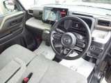 視界や操作まわりを確認しやすい運転席です。