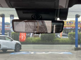 デジタルインナーミラー付き。後方視野角が広く、後席に同乗者がいても後方を確認しやすく安心です。