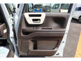 【運転席内ドア 】ミラー操作やウィンドウ開閉スイッチはドライバー目線で配置され、快適な操作性を実現!