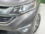 【LEDヘッドライト】悪天候や夜間走行時も良好な視界を確保し安心して運転できる高輝度LEDヘッドライトを装備!点灯速度が早く、消費電力も抑えられています。