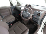 シンプルで使いやすいデザインの運転席です。