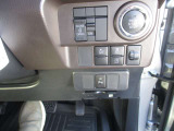 各種機能のボタンがあります。もちろん運転席からの操作も可能。スマートに使いこなしてください。
