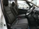 運転席はほどよくホールド感のある形状をしておりますので、運転がしやすいです。