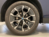BMWの純正アロイホイールは軽量かつ強度にも優れているホイールで走行性能を引き上げる設計になっております。足元にもBMWは妥協がなくこだわっている個所になります。