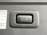 【パワーバックドア】スマートキーや運転席のボタンを押すだけでリアゲートが自動で開閉します!荷物を持っている時や、高い位置にあるバックドアを閉める際に便利な機能です♪