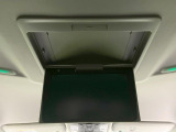 【フリップダウンモニター】大画面モニターで後席でもエンタメをお楽しみいただけます。小さなお子様にも大人気の装備です♪