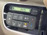 【オートエアコン】一度お好みの温度に設定すれば、車内の温度を検知し風量や温度を自動で調整。暑い&hellip;寒い&hellip;と何度もスイッチ操作をする必要はありません。快適な車内空間には必須の機能ですね♪