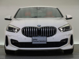 【キドニーグリル】BMWの代名詞。一目見ただけでBMWであると認識できる確固たるアイコンとして存在感を放ちます。