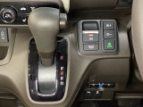 CVT車のセレクトレバーです。低速から高速まで、変速ショックのないスムーズな走りと、エンジン効率のよい領域を維持して燃費にも貢献します。サイドブレーキはスイッチ操作の電子制御パーキングブレーキです。