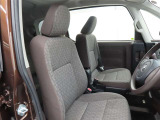 しっかりとしていて上質な座り心地のシートです。 座り心地も良くて長時間の運転も快適ですよ。 肌触りの良いシートが評判です。
