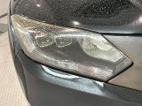 LEDヘッドライトは、点灯の瞬間から最大光量を発揮し、突然暗くなるトンネルなどでの安定感を高めます。