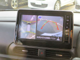 アラウンドビューモニターも装備しております。ご覧のように車体を真上か見たような映像なので、車庫入れの苦手なお客様ももうご心配いりません。