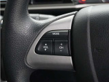 ハンドルにオーディオ操作用スイッチを備え、手を放さずに操作可能。安全性と利便性を両立しています。
