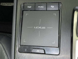 手元でナビゲーションなどの操作を可能にする「リモートタッチ」は、運転姿勢の変化を抑制し、スムーズな操作が可能です。