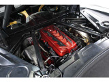 心臓部は6.2LのV8自然吸気。過給や電動アシストに頼らず、踏んだ分だけ回転が伸びていくリニアな感覚は、この排気量と自然吸気の組み合わせでしか味わえないものです。