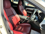 特別仕様車専用の赤いレザーシート