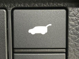 【パワーバックドア】スマートキーや運転席のボタンを押すだけでリアゲートが自動で開閉します!荷物を持っている時や、高い位置にあるバックドアを閉める際に便利な機能です♪