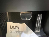 【ペダル】BMWはオルガン式アクセルペダルを採用しています。踏み込む足とペダルが同じ軌跡を描くため、かかとがずれにくく、アクセルコントロールがよりしやすくなるメリットがあります。
