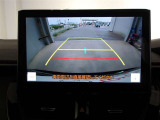 バックモニター付きで慣れない駐車場や車庫入れをサポートします。
