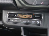 【オートエアコン】一度お好みの温度に設定すれば、車内の温度を検知し風量や温度を自動で調整。暑い&hellip;寒い&hellip;と何度もスイッチ操作をする必要はありません。快適な車内空間には必須の機能ですね。
