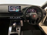 運転席周りのレイアウトをご覧ください。ナビゲーションが綺麗に装着されすっきり収まってますね!