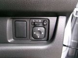 電動格納式ミラーなので、対向車などとのすれ違い時にも便利です。また、ドアロック連動で自動格納します。