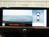 パノラミックビューモニター付きです。車両を上から見たような映像をディスプレイオーディオ画面に表示。運転席からの目視だけでは見にくい、車両周辺の状況をリアルタイムでしっかり確認できます。