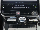 左右独立温度コントロールフルオートエアコンです。運転席、助手席それぞれで独立して温度設定ができます。冷え性の方が乗っても安心ですね♪