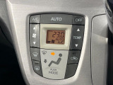 【オートエアコン】一度お好みの温度に設定すれば、車内の温度を検知し風量や温度を自動で調整。暑い&hellip;寒い&hellip;と何度もスイッチ操作をする必要はありません。快適な車内空間には必須の機能ですね♪