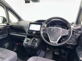 運転席まわりです。 各操作スイッチは使いやすい位置に配置されてます。