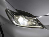 ディスチャージヘッドランプを装備し、クリアランスランプにはLEDが採用されています。