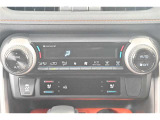 【左右独立エアコン】運転席と助手席でそれぞれお好みの温度設定が可能です。