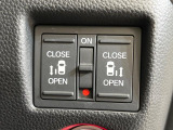 【両側パワースライドドア】スマートキーや運転席のスイッチで後席両側スライドドアの開閉が可能♪電動だから力を入れてドアを開ける必要が無く、小さなお子様でも簡単に開け閉めでき快適です♪