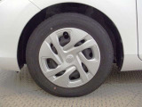 【ホイールカバー】純正なので車に似合うデザインになっていますね。スタッドレスタイヤもご相談下さい。