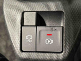 指先だけで簡単に操作が可能な電動パーキングブレーキを採用。「HOLD」スイッチを押すと、渋滞や信号待ちなどでブレーキペダルから足を離しても、ブレーキを保持するので安心です