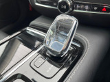 【オレフォス社製クリスタル・シフトノブ】高い存在感を放つクリスタルのシフトノブはボルボPHEV車のみに装備される特別なアイテム。スウェーデン南部のクリスタルガラスメーカー、オレフォス社による製造。