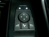 電動格納式ミラーなので、対向車などとのすれ違い時にも便利です。