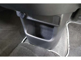 インパネロアポケットを装備しています。運転席からも助手席からも手が届く、使える便利な収納です。ポケット上にはUSB充電器や様々な電気製品の電源供給ポートとしてアクセサリーソケットを装備しています。