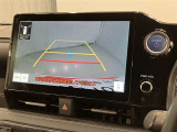車庫入れなど後進運転時に死角をモニターで確認ができて安全です♪ ステアリング操作の参考になるガイド線も表示しますので車庫入れがニガテな方も安心ですネ!