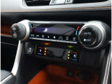 シートヒーター、ベンチレーション装備:寒い日や夏の暑い日に役立つ運転席・助手席に装備されています♪