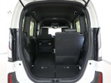 2列目シートは左右独立で倒すことができます。3人乗車状態でより多くの荷物を積むことができます。