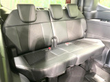 床下収納式のサードシートです。座席部分をコンパクトに収納でき、広大な荷室スペースとしてお使いいただけます!乗車人数や荷物の量など利用シーンに合わせて3列目を有効活用でき、とっても便利♪