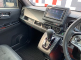 助手席周辺はこのようになっております。運転手だけでなく助手席に一緒に乗られる方も広々と快適にお乗り頂けるような設計です!各種装備を次の写真からご案内いたしますのでご覧ください。