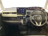 車内は光触媒抗菌消臭施工済です。インパネ周りはスタイリッシュなデザインで機能や装備も充実しています。グローブボックスやカップホルダーのほかにトレーなどたくさんの収納スペースが付いています。