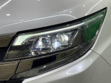 【LEDヘッドライト】悪天候や夜間走行時も良好な視界を確保し安心して運転できる高輝度LEDヘッドライトを装備!点灯速度が早く、消費電力も抑えられています。