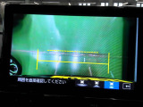 バックカメラの画像です。ガイドラインがスムースな車庫入れをサポートいたします。車庫入れの安心感がアップしますね。