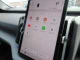 Google のアプリケーションとサービスがビルトインされ、スマートフォンと同じように車両を直感的に操作できます。音声操作の Google アシスタントが音声コマンドを実行してくれます。