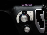 車内の温度管理に便利なオートエアコン☆