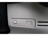 メーターの照度調節ダイヤルスイッチと、テールゲートオープンスイッチ。