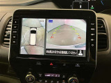 複数のカメラの映像をもとに、クルマを真上から見ているような映像をドライバーに提供し駐車をサポートする機能です。